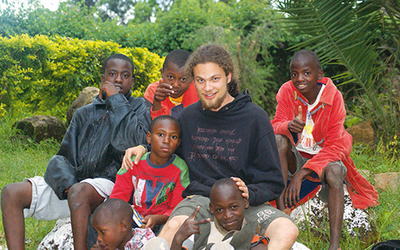 Piotr z chłopakami,  którymi opiekował się w Nairobi