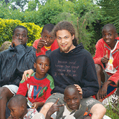Piotr z chłopakami,  którymi opiekował się w Nairobi