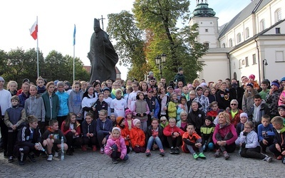 Uczestnicy biegu przed pomnikiem Jana Pawła II na Starym Rynku w Łowiczu