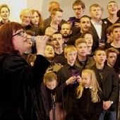Beata Bednarz wystąpiła z chórzystami, z kórymi prowadziła zajęcia warsztatowe