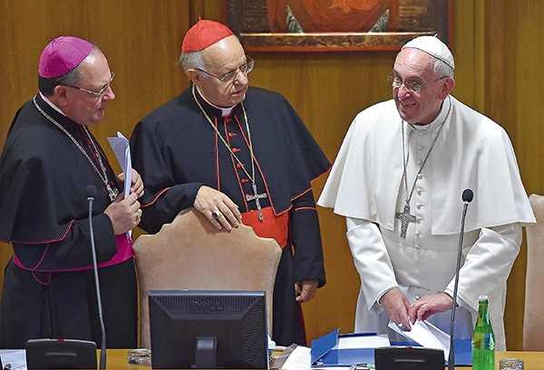 Kard. Lorenzo Baldisseri (w środku) i bp Fabio Fabene w rozmowie  z papieżem w czasie sesji synodalnej 6 października 