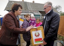 Tradycji stało się zadość. Alaksandr Łukaszenka znów został wybrany na prezydenta Białorusi, zdobywając 83,49 proc. głosów. Na zdjęciu głosowanie we wsi Kurkowo. W wielu miejscach Komisje same przyjeżdżały do wyborców 