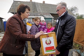 Tradycji stało się zadość. Alaksandr Łukaszenka znów został wybrany na prezydenta Białorusi, zdobywając 83,49 proc. głosów. Na zdjęciu głosowanie we wsi Kurkowo. W wielu miejscach Komisje same przyjeżdżały do wyborców 