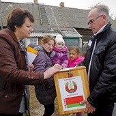 Tradycji stało się zadość. Alaksandr Łukaszenka znów został wybrany na prezydenta Białorusi, zdobywając 83,49 proc. głosów. Na zdjęciu głosowanie we wsi Kurkowo. W wielu miejscach Komisje same przyjeżdżały do wyborców 