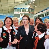 Ewa Kopacz była bardzo aktywna podczas kampanii wyborczej. Na zdjęciu spotkanie z kołem gospodyń wiejskich na Targach Zdrowego Życia „Senior” w Płocku