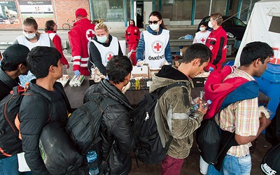 Węgierscy wolontariusze rozdawają imigrantom żywność. Takie sceny rzadko pokazywano w mediach, zarówno zachodnich, jak i polskich