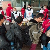 Węgierscy wolontariusze rozdawają imigrantom żywność. Takie sceny rzadko pokazywano w mediach, zarówno zachodnich, jak i polskich