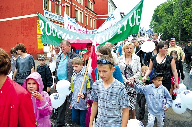 Rodziny oczekują na pomoc Kościoła w odczytaniu ich tradycyjnej misji i modelu. Na zdjęciu: Marsz dla Życia i Rodziny