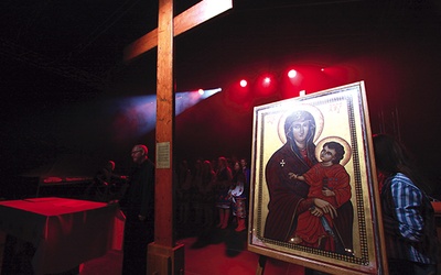  Symbole ŚDM to krzyż ofiarowany młodym przez Jana Pawła II oraz ikona Matki Bożej Salus Populi Romani
