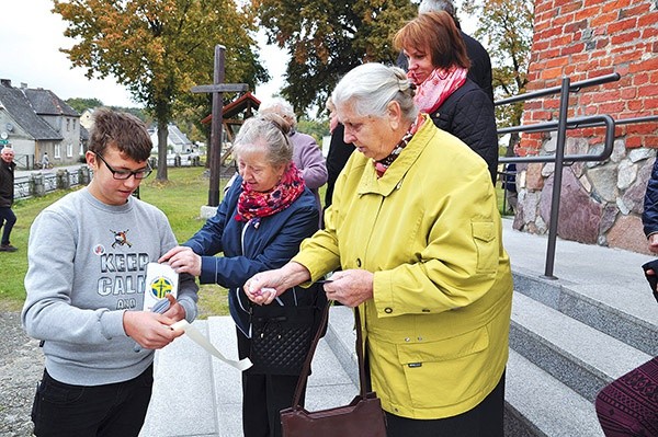 Zbiórka na rzecz fundacji w Kwakowie k. Słupska. Każdy, kto wrzucił ofiarę do puszki, otrzymywał okolicznościową naklejkę