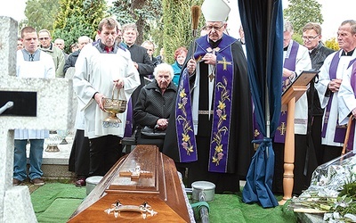  Ks. Krzysztof został pochowany w Świdwinie, w rodzinnym grobowcu. Żegnały go tłumy wiernych