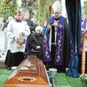  Ks. Krzysztof został pochowany w Świdwinie, w rodzinnym grobowcu. Żegnały go tłumy wiernych