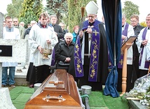  Ks. Krzysztof został pochowany w Świdwinie, w rodzinnym grobowcu. Żegnały go tłumy wiernych