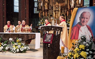 Mszy św. z okazji obchodów XV Dnia Papieskiego Ziemi Gliwickiej przewodniczył bp Jan Kopiec