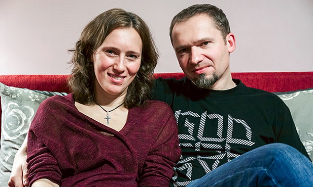  Iwona i Marcin Ziemniewiczowie, muzycy chrześcijańskiego zespołu Kadosz, są rodzicami Zuzy, Wojtka, Bartka i (od niedawna) Kuby