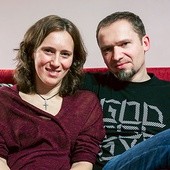  Iwona i Marcin Ziemniewiczowie, muzycy chrześcijańskiego zespołu Kadosz, są rodzicami Zuzy, Wojtka, Bartka i (od niedawna) Kuby