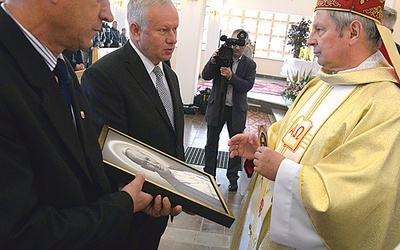  W procesji z darami przyniesiono wizerunek św. Jana Pawła II