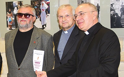  Na wystawie fotografii „Terra Sancta. Ludzie” od lewej: Jerzy Kutkowski, ks. Leonard Sadowski i ks. Józef Kloch
