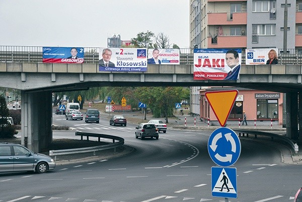  Wizerunki kandydatów różnych partii są przy uczęszczanych trasach