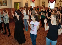 Powyżej: Dziewczyny uczyły się gestów,  z których ułożone są tańce religijne 