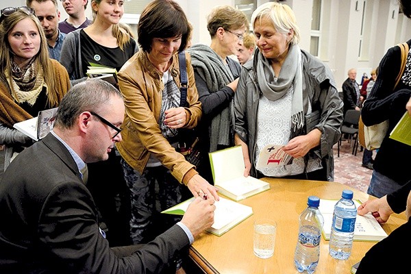  Po spotkaniu wiele osób podeszło z książkami po dedykację autora