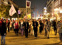  Pochód z wizerunkami świętych w ostatnim dniu października był zaskakujący dla przechodniów w rynku. Organizatorzy są przekonani, że była to okazja do zastanowienia się nad sensem uroczystości Wszystkich Świętych i bezsensem Halloween 