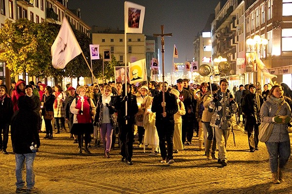  Pochód z wizerunkami świętych w ostatnim dniu października był zaskakujący dla przechodniów w rynku. Organizatorzy są przekonani, że była to okazja do zastanowienia się nad sensem uroczystości Wszystkich Świętych i bezsensem Halloween 