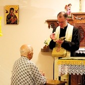   Ks. Łukasz Jończy w kaplicy Beskidzkiego Centrum Onkologii udziela Komunii św. 