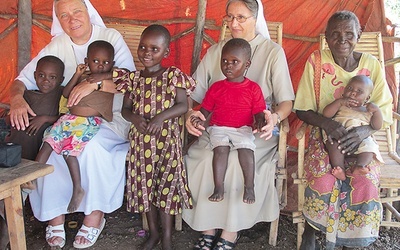   Siostra Judyta (pierwsza od lewej) podkreśla, że szkoła i przedszkole prowadzone przez misjonarki są oblegane