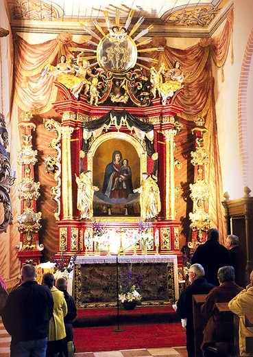   Przed Eucharystią wierni spotkali się na modlitwie różańcowej. Oczywiście u stóp ołtarza Patronki sanktuarium Poniżej: Niektóre elementy wymagały całkowitej odnowy malowania i złoceń 