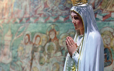 Figura MB Fatimskiej podczas peregrynacji – na tle bezcennych gotyckich fresków