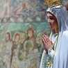 Figura MB Fatimskiej podczas peregrynacji – na tle bezcennych gotyckich fresków