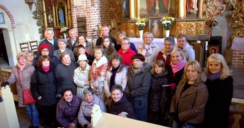 Pielgrzymi w kościele pw. Świętych Piotra i Pawła w Mątowach Wielkich 