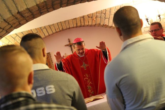 Bierzmowanie w Areszcie Śledczym w Międzyrzeczu