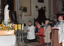 W parafii św. Jakuba w Skierniewicach ostatnie w tym roku nabożeństwo fatimskie odprawił bp Józef Zawitkowski