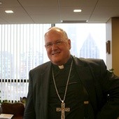 Przemyśl: Przewodniczący Episkopatu USA spotkał się z uchodźcami i uczestniczył w modlitwie za Ukrainę