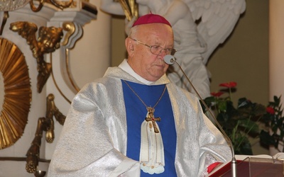 Biskup Józef Zawitkowski zachęcał wiernych, by przed wyborami chwycili za różańce