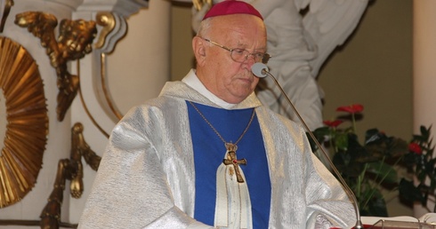 Biskup Józef Zawitkowski zachęcał wiernych, by przed wyborami chwycili za różańce