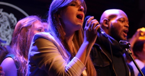 Ludzie zaglądali przez szyby i wchodzili