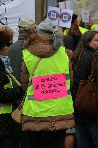 "Żadna praca nie hańbi, pensja już tak" 