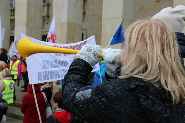 "Żadna praca nie hańbi, pensja już tak" 