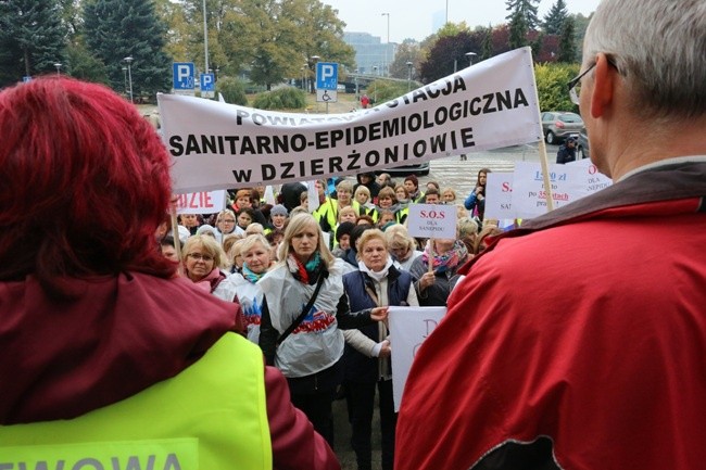 "Żadna praca nie hańbi, pensja już tak" 