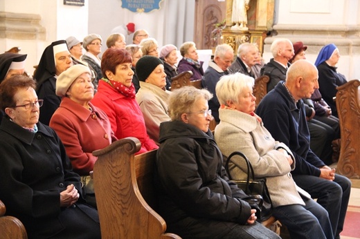 Niepełnosprawni u grobu św. Jadwigi (2015)