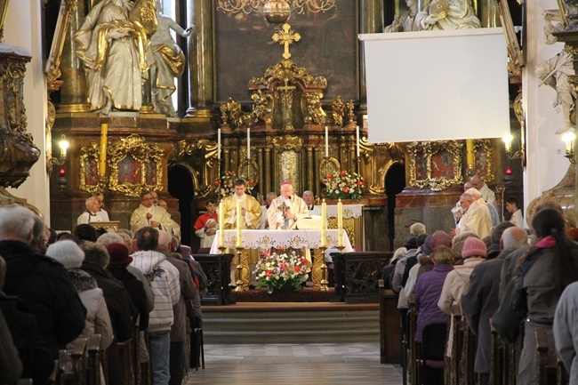 Niepełnosprawni u grobu św. Jadwigi (2015)