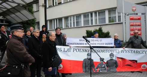 Pikieta KPN przed sądem