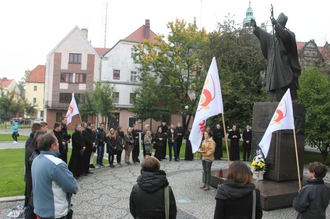 On patrzył z góry