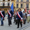 Uczestnicy uroczystości po Mszy św. przemaszerowali przez cieszyński rynek do Domu Narodowego