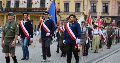 Uczestnicy uroczystości po Mszy św. przemaszerowali przez cieszyński rynek do Domu Narodowego