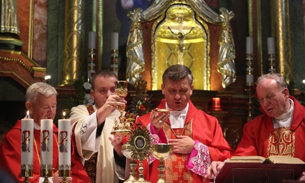 Odpustowej Eucharystii w kościele w Starej Wsi przewodniczył bp Roman Pindel