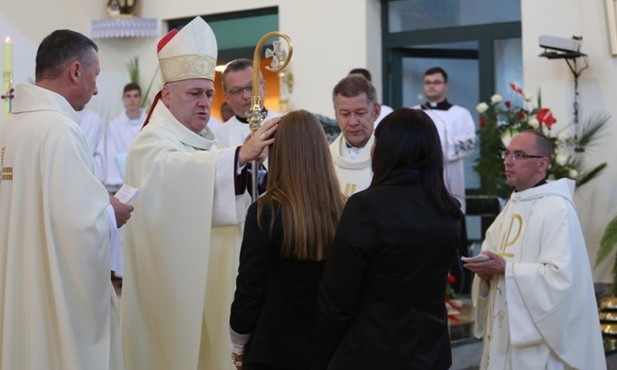 Bp Piotr Greger udzielił sakramentu bierzmowania ponad 40 młodym parafianom
